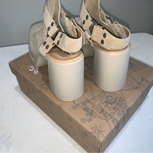 Free people Hybrid Harness Boot in Diamond Suede
Size 10 new in box cream beige - Picture 8 of 16